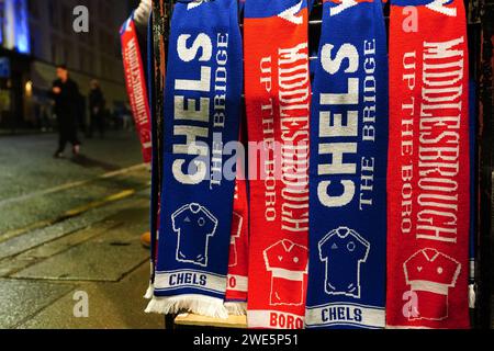 Merchandise steht vor dem Stadion vor dem Halbfinalspiel des Carabao Cup im Stamford Stadium, London. Bilddatum: Dienstag, 23. Januar 2024. Stockfoto