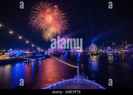 Bug des Kreuzfahrtschiffes Vasco da Gama (nicko Cruises) mit Feuerwerk über dem Kreuzfahrtschiff mein Schiff 6 (TUI Cruises) während der Abfahrtsparade der Ha Stockfoto