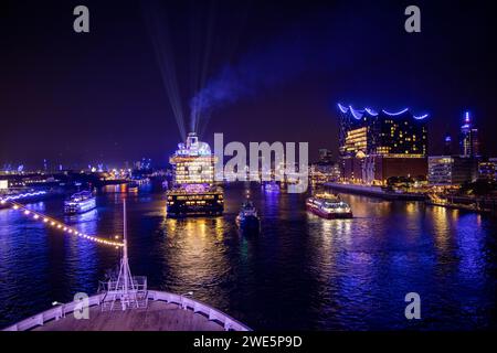 Bug des Kreuzfahrtschiffes Vasco da Gama (nicko Cruises) mit Blick auf das Kreuzfahrtschiff mein Schiff 6 (TUI Cruises) vor der Elbphilharmonie auf der gelegentlich Stockfoto