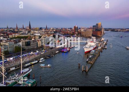 Luftaufnahme des Museumsschiffs Cap San Diego an der Überseebrücke an der Elbe mit der Elbphilharmonie in der Ferne, Hamburg, Deutschland Stockfoto