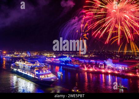 Aus der Vogelperspektive des Feuerwerks über dem Kreuzfahrtschiff Vasco da Gama (nicko-Kreuzfahrten) während der Abfahrtsparade der Hamburg Cruise Days 2023 bei Nacht, Hamb Stockfoto