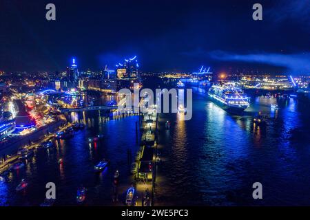 Aus der Vogelperspektive auf die Elbphilharmonie und das Kreuzfahrtschiff Vasco da Gama (nicko Cruises) während der Abfahrtsparade der Hamburg Cruise Days 2023 im NI Stockfoto