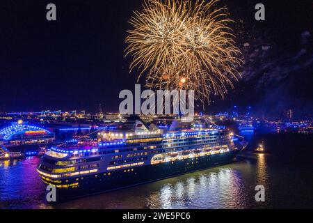 Luftaufnahme des Feuerwerks über dem Kreuzfahrtschiff Vasco da Gama (nicko Cruises) während der Hamburg Cruise Days 2023 bei Nacht, Hamburg, Deutschland Stockfoto