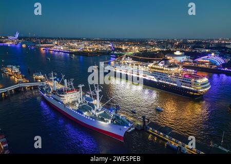 Luftaufnahme des Museumsschiffs Cap San Diego und des Kreuzfahrtschiffs Vasco da Gama (nicko-Kreuzfahrten) während der Hamburg Cruise Days 2023 bei Nacht, Hamburg, Stockfoto