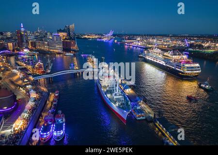 Luftaufnahme des Museumsschiffs Cap San Diego und des Kreuzfahrtschiffs Vasco da Gama (nicko-Kreuzfahrten) während der Hamburg Cruise Days 2023 bei Nacht, Hamburg, Stockfoto