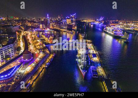 Luftaufnahme des Museumsschiffs Cap San Diego und des Kreuzfahrtschiffs Vasco da Gama (nicko-Kreuzfahrten) während der Hamburg Cruise Days 2023 bei Nacht, Hamburg, Stockfoto