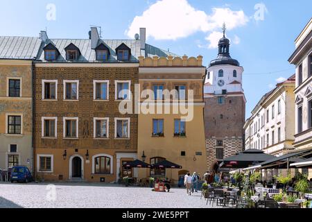 Rynek West Side, Stadthäuser mit Fassadenmalereien und Kraków-Tor (Brama Krakowska) in Lublin in der Woiwodschaft Lubelskie in Polen Stockfoto