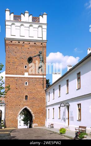 Opatów-Tor (Brama Opatowska), Skulptur eines Bargeman und Opatowska-Straße in Sandomierz in der Woiwodschaft Podkarpackie in Polen Stockfoto