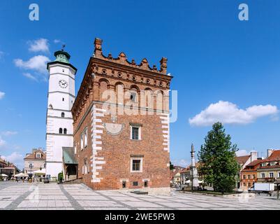 Rynek mit Rathaus (Ratusz) und Ankerskulptur in Sandomierz in der Woiwodschaft Podkarpackie in Polen Stockfoto