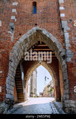 Opatów-Tor (Brama Opatowska), Skulptur eines Bargeman und Opatowska-Straße in Sandomierz in der Woiwodschaft Podkarpackie in Polen Stockfoto