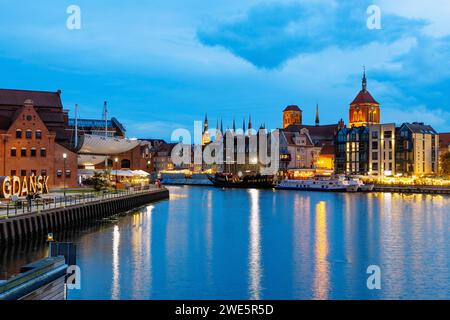 Insel Bleihof (Ołowianka), Motława (Motlawa), Polnische Baltische Philharmonie, St. John&#39;s Church and St. Maria&#39;Kirche am Ufer in Danzig Stockfoto