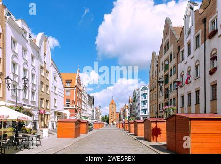 Stary Rynek und Markttor (Brama Targowa) in Elbląg (Elbing) in der Woiwodschaft Warmińsko-Mazurskie in Polen Stockfoto