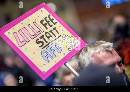 Schwerin, Deutschland. Januar 2024. Ein Teilnehmer an einer Demonstration gegen Rechtsextremismus unter dem Motto „nie wieder ist jetzt! - Gegen rechte Agitation und Abschiebepläne" hält auf dem Marktplatz ein Schild mit dem Slogan "Lillifee statt AFD". Mit dieser Aktion wollen die Bewohner ein Beispiel für Widerstand gegen rechtsextreme Aktivitäten setzen. Quelle: Jens Büttner/dpa/Alamy Live News Stockfoto