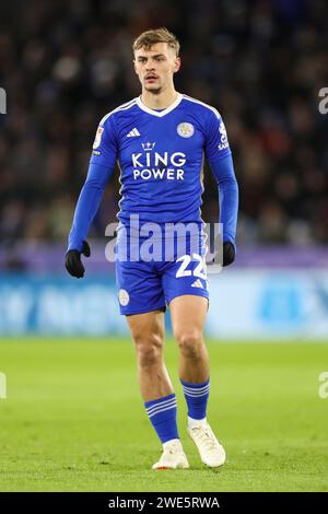 Leicester, Großbritannien. Januar 2024. Leicester City Mittelfeldspieler Kiernan Dewsbury-Hall (22) im Einsatz während des SKY Bet EFL Championship Matches Leicester City FC gegen Ipswich Town FC im King Power Stadium, Leicester, England, Großbritannien am 22. Januar 2024 Credit: Every Second Media/Alamy Live News Stockfoto