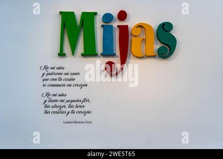 MIJAS, SPANIEN - 29. JUNI 2023: Schild „Mijas“ an der weißen Wand in Mijas, Spanien am 29. Juni 2023 Stockfoto