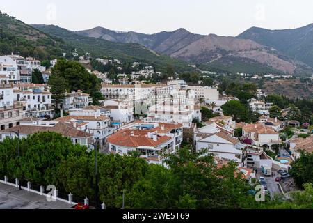 MIJAS, SPANIEN - 29. JUNI 2023: Panoramablick auf weiße Häuser in Mijas, Spanien am 29. Juni 2023 Stockfoto
