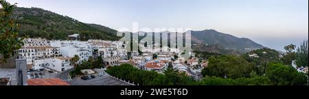 MIJAS, SPANIEN - 29. JUNI 2023: Panoramablick auf weiße Häuser in Mijas, Spanien am 29. Juni 2023 Stockfoto