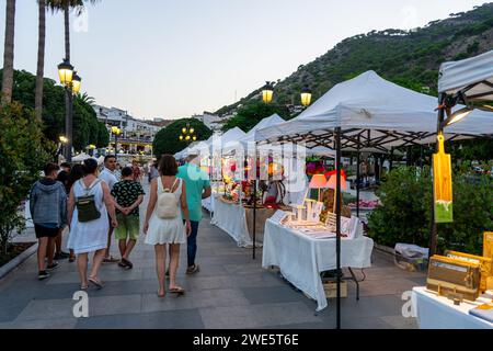 MIJAS, SPANIEN - 29. JUNI 2023: Messe im Stadtzentrum von Mijas, Spanien am 29. Juni 2023 Stockfoto