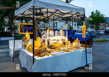 MIJAS, SPANIEN - 29. JUNI 2023: Messe im Stadtzentrum von Mijas, Spanien am 29. Juni 2023 Stockfoto