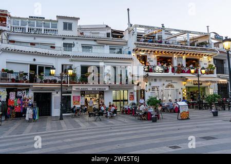 MIJAS, SPANIEN - 29. JUNI 2023: Spaziergang im Stadtzentrum von Mijas, Spanien am 29. Juni 2023 Stockfoto