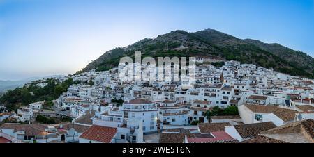 MIJAS, SPANIEN - 29. JUNI 2023: Panoramablick auf weiße Häuser in Mijas, Spanien am 29. Juni 2023 Stockfoto
