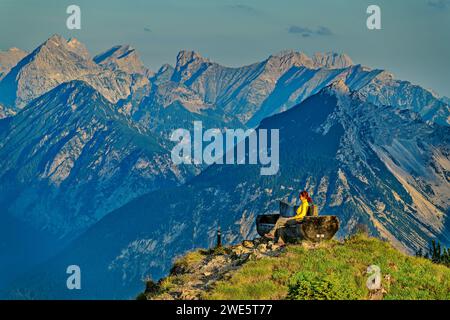 Wanderfrauen sitzen auf der Aussichtsplattform und blicken auf Karwendel, von Gratlspitze, Wildschönau, Kitzbüheler Alpen, Tirol, Österreich Stockfoto