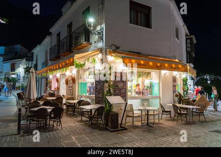 MIJAS, SPANIEN - 29. JUNI 2023: Spaziergang im Stadtzentrum von Mijas, Spanien am 29. Juni 2023 Stockfoto