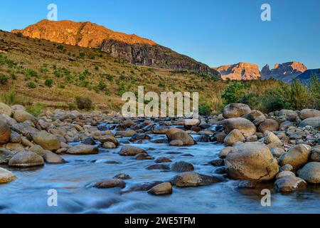 Little Tugela River mit Champagnerschloss und Cathkin Peak im ersten Licht, Injasuthi, Drakensberg, Kwa Zulu Natal, UNESCO-Weltkulturerbe Maloti-D Stockfoto