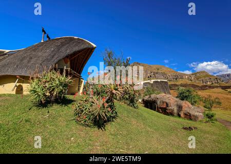 Strohgedeckte Lodges, Didima, Cathedral Peak, Drakensberg, Kwa Zulu Natal, UNESCO-Weltkulturerbe Maloti-Drakensberg, Südafrika Stockfoto