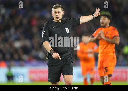 Leicester, Großbritannien. Januar 2024. Schiedsrichter Josh Smith gibt Gesten während des SKY Bet EFL Championship Matches von Leicester City FC gegen Ipswich Town FC im King Power Stadium, Leicester, England, Großbritannien am 22. Januar 2024 Credit: Every Second Media/Alamy Live News Stockfoto