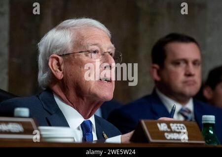US-Senator Roger Wicker (Republikaner von Mississippi), Ranking-Mitglied des US-Senats Committee on Armed Services, befragt das Panel während einer Anhörung des Senatsausschusses für Rüstungsvorschläge im Dirksen Senate Office Building in Washington, DC, Dienstag, 23. Januar 2024. Quelle: Rod Lamkey/CNP/MediaPunch Stockfoto