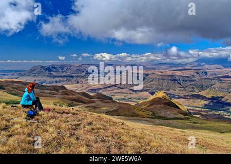 Woman Wander sieht Little Berg, Pavian Rock, Didima, Cathedral Peak, Drakensberg, KWA Zulu Natal, UNESCO-Weltkulturerbe Maloti-Drakensberg, so Stockfoto