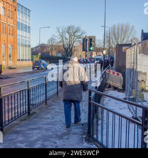 17.01.2024 Wigan, Greater Manchester, Großbritannien. Mit Gehstöcken auf vereisten Pfaden Stockfoto