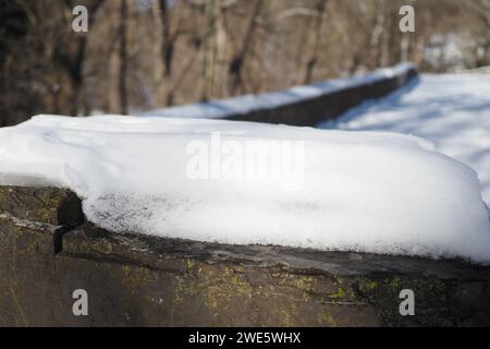 Der Schnee ist auf diesem großen Felsen auf der Brücke gelandet. Stockfoto