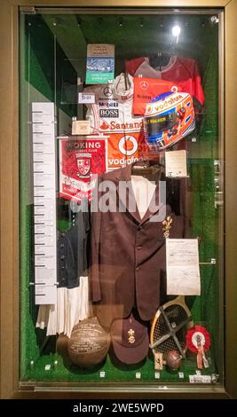 Woking's Story, ein lokales Geschichtsmuseum im Lightbox Woking, Surrey, England, Großbritannien. Vitrine mit lokalen Erinnerungsstücken Stockfoto