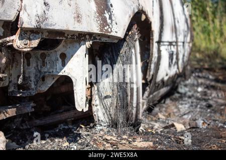 Das Auto brannte nach Brandstiftung auf dem See ab Stockfoto