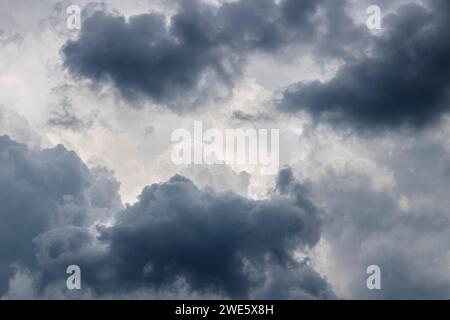 Graue Wolken am Himmel vor dem Regen. Wettervorhersage-Konzept. Stockfoto