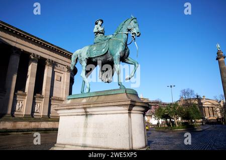 Königin Victoria auf einer Pferdesportstatue von thomas thornycroft St. georges Hall liverpool, merseyside, england, großbritannien Stockfoto