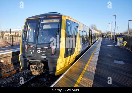 Neue batteriebetriebene merseyrail-Züge an der neuen Kopfschraubenbahnstation liverpool, merseyside, england, großbritannien Stockfoto