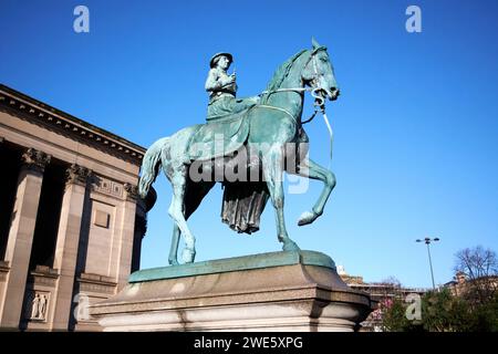 Königin Victoria auf einer Pferdesportstatue von thomas thornycroft St. georges Hall liverpool, merseyside, england, großbritannien Stockfoto