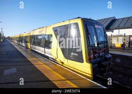 Neue batteriebetriebene merseyrail-Züge an der neuen Kopfschraubenbahnstation liverpool, merseyside, england, großbritannien Stockfoto