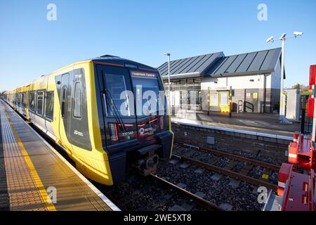 Neue batteriebetriebene merseyrail-Züge an der neuen Kopfschraubenbahnstation liverpool, merseyside, england, großbritannien Stockfoto