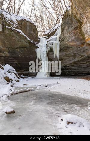 Gefrorener Wasserfall im Ottawa Canyon an einem lebhaften Wintermorgen. Starved Rock State Park, Illinois, USA Stockfoto