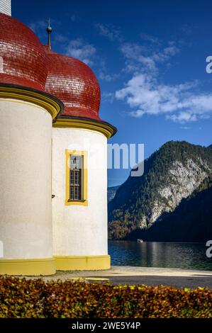 Bootsfahrt/Schifffahrt auf dem Königssee, Königssee mit St. Bartholomä-Kirche vor der Watzmann-Ostmauer, Königssee, Berchtesgaden Nationa Stockfoto