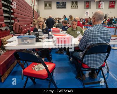 Bedford, New Hampshire, USA. Januar 2024. New Hampshire Wahlhelfer öffnen und dokumentieren den Empfang von Abwesenheitswahlen. (Credit Image: © Sue Dorfman/ZUMA Press Wire) NUR REDAKTIONELLE VERWENDUNG! Nicht für kommerzielle ZWECKE! Stockfoto