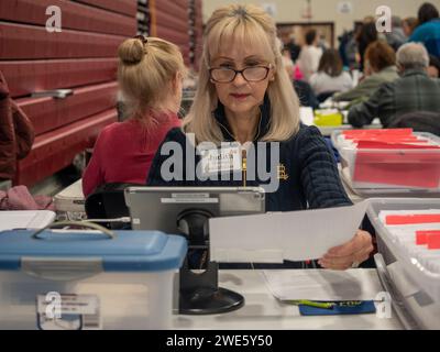 Bedford, New Hampshire, USA. Januar 2024. New Hampshire Wahlhelfer öffnen und dokumentieren den Empfang von Abwesenheitswahlen. (Credit Image: © Sue Dorfman/ZUMA Press Wire) NUR REDAKTIONELLE VERWENDUNG! Nicht für kommerzielle ZWECKE! Stockfoto