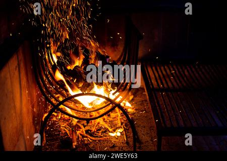 Das Feuer für den Grill anzünden. Verbrannte schwarze Holzkohle entzündet sich und bereitet sich auf das natürliche Feuer des Grillgrills vor. Stockfoto