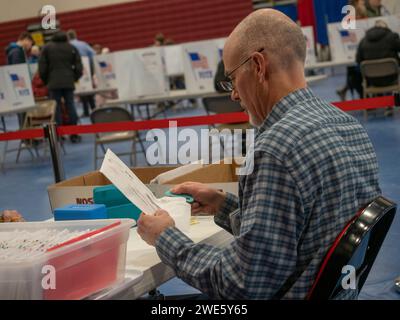 Bedford, New Hampshire, USA. Januar 2024. New Hampshire Wahlhelfer öffnen und dokumentieren den Empfang von Abwesenheitswahlen. (Credit Image: © Sue Dorfman/ZUMA Press Wire) NUR REDAKTIONELLE VERWENDUNG! Nicht für kommerzielle ZWECKE! Stockfoto