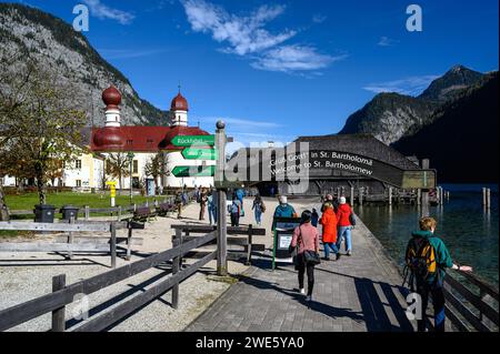 Bootsanleger, Touristenbootfahrt/Schifffahrt auf dem Königssee, Königssee mit St. Bartholomä-Kirche vor der Watzmann-Ostmauer, Königssee, Berchtesgaden Stockfoto