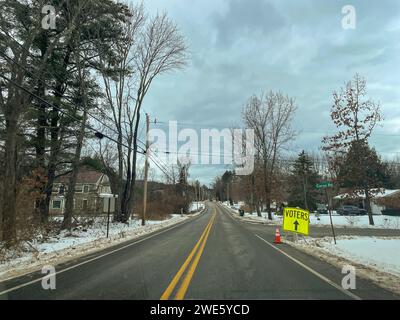 Bedford, New Hampshire, USA. Januar 2024. In New Hampshire führt dieses Straßenschild die Wähler zum Wahlort. (Credit Image: © Sue Dorfman/ZUMA Press Wire) NUR REDAKTIONELLE VERWENDUNG! Nicht für kommerzielle ZWECKE! Stockfoto